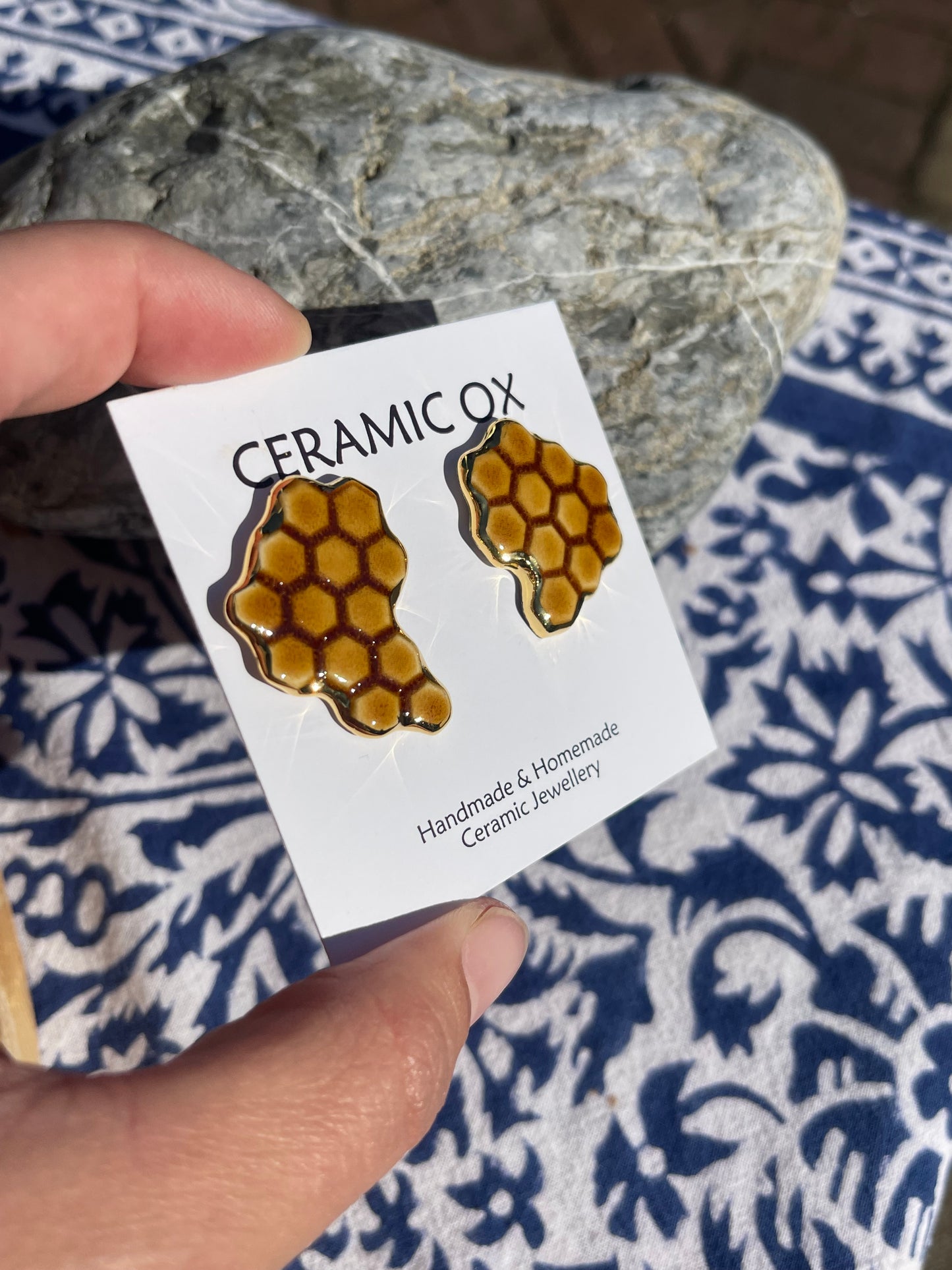 Asymmetric honeycomb studs